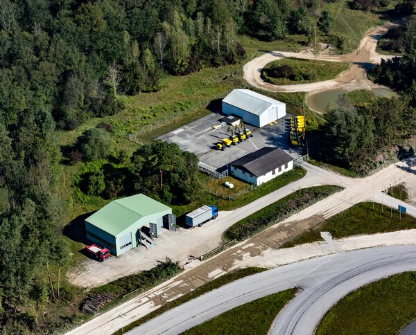 Loading Station Birdview of the inspection, Office building and the slideable hall