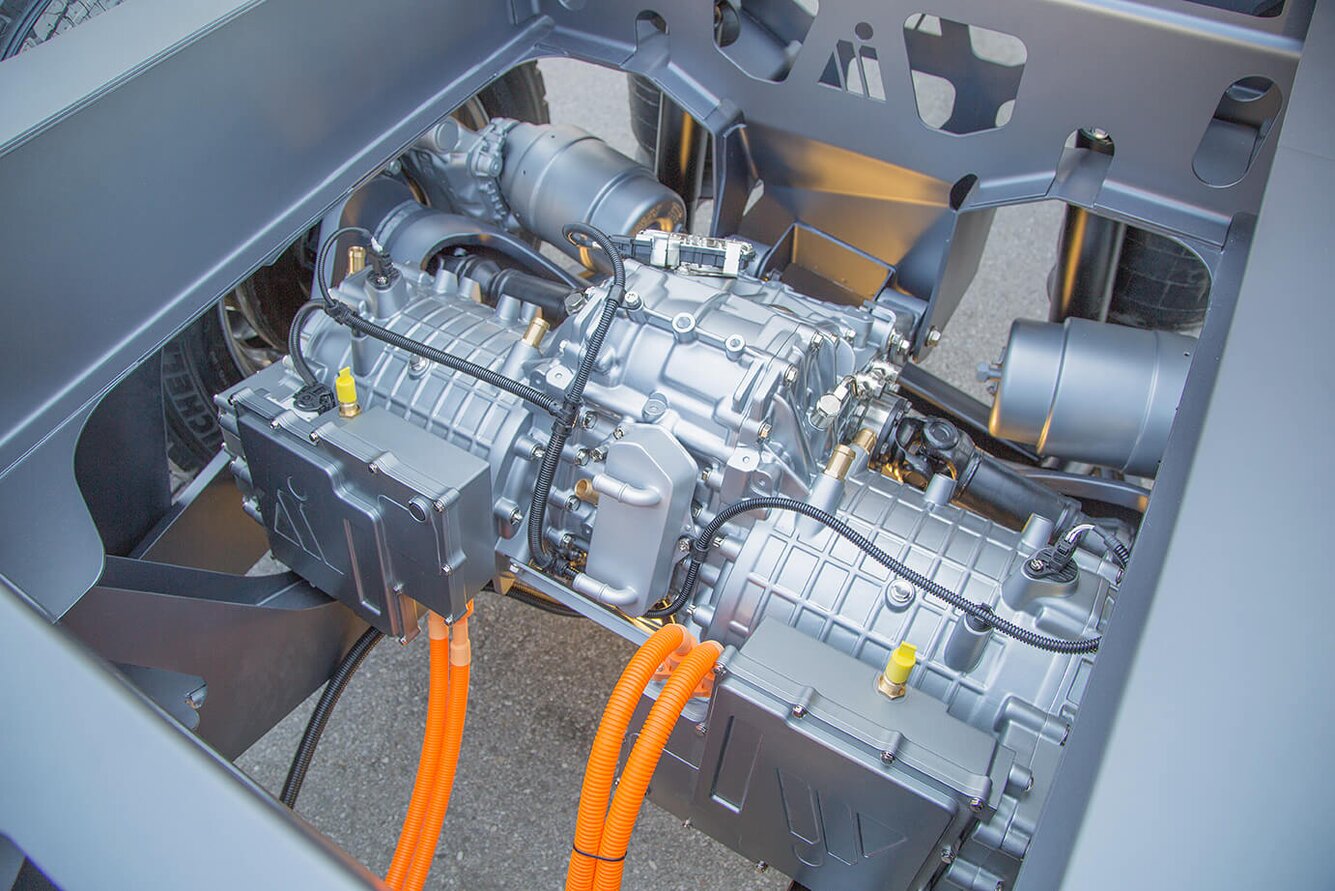 Integrated electric drive unit The picture shows an axle-offset electric drive unit with two electric motors, the corresponding inverters and a spur gear gearbox.